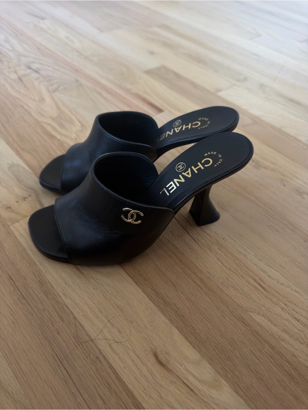 Chanel 2026 interlocking CC logo slides